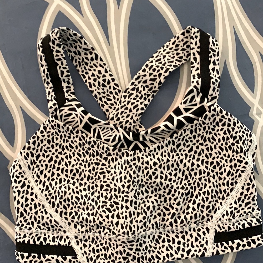 Lulu Lemon, Size 2, sports bar